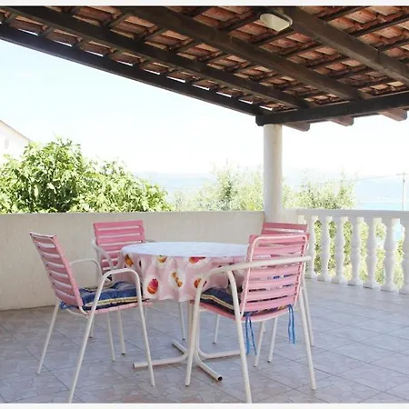 In With Sea View, Terrace, Air Conditioning, Wi-fi Apartment Slatine